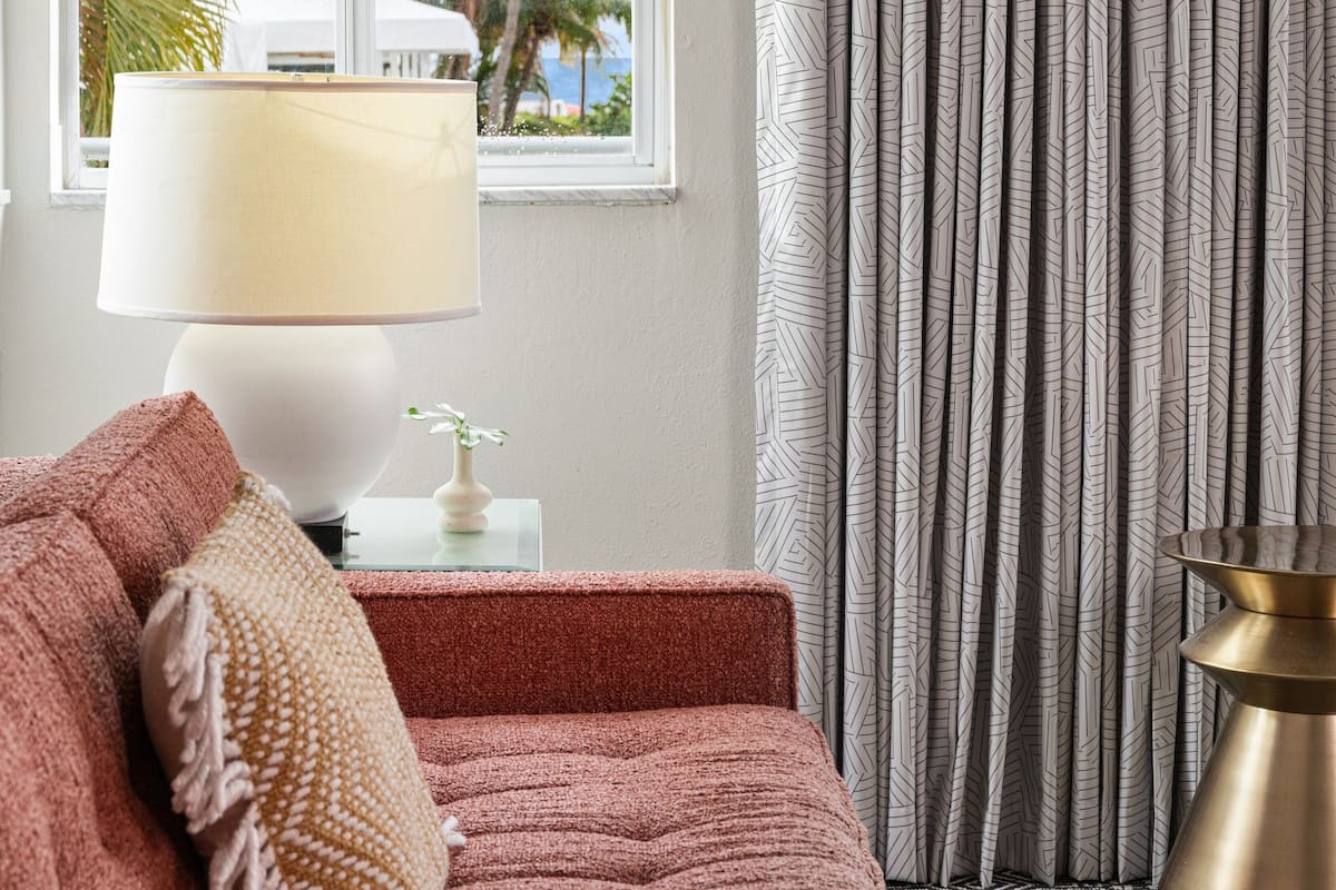 Suite estudio, 1 cama King size | Sábanas italianas Frette, ropa de cama de alta calidad y minibar