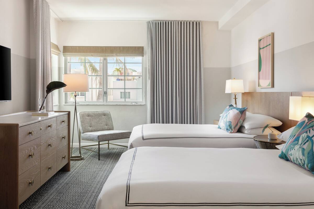 Habitación Premium, 2 camas matrimoniales, vista a la ciudad | Sábanas italianas Frette, ropa de cama de alta calidad y minibar 