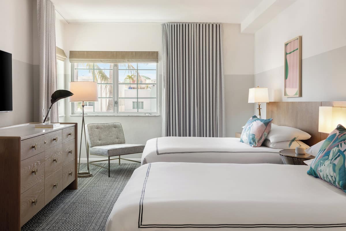 Habitación Premium, 2 camas matrimoniales, vista a la ciudad | Sábanas italianas Frette, ropa de cama de alta calidad y minibar