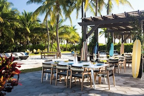 Breakfast, dinner, brunch served; al fresco dining