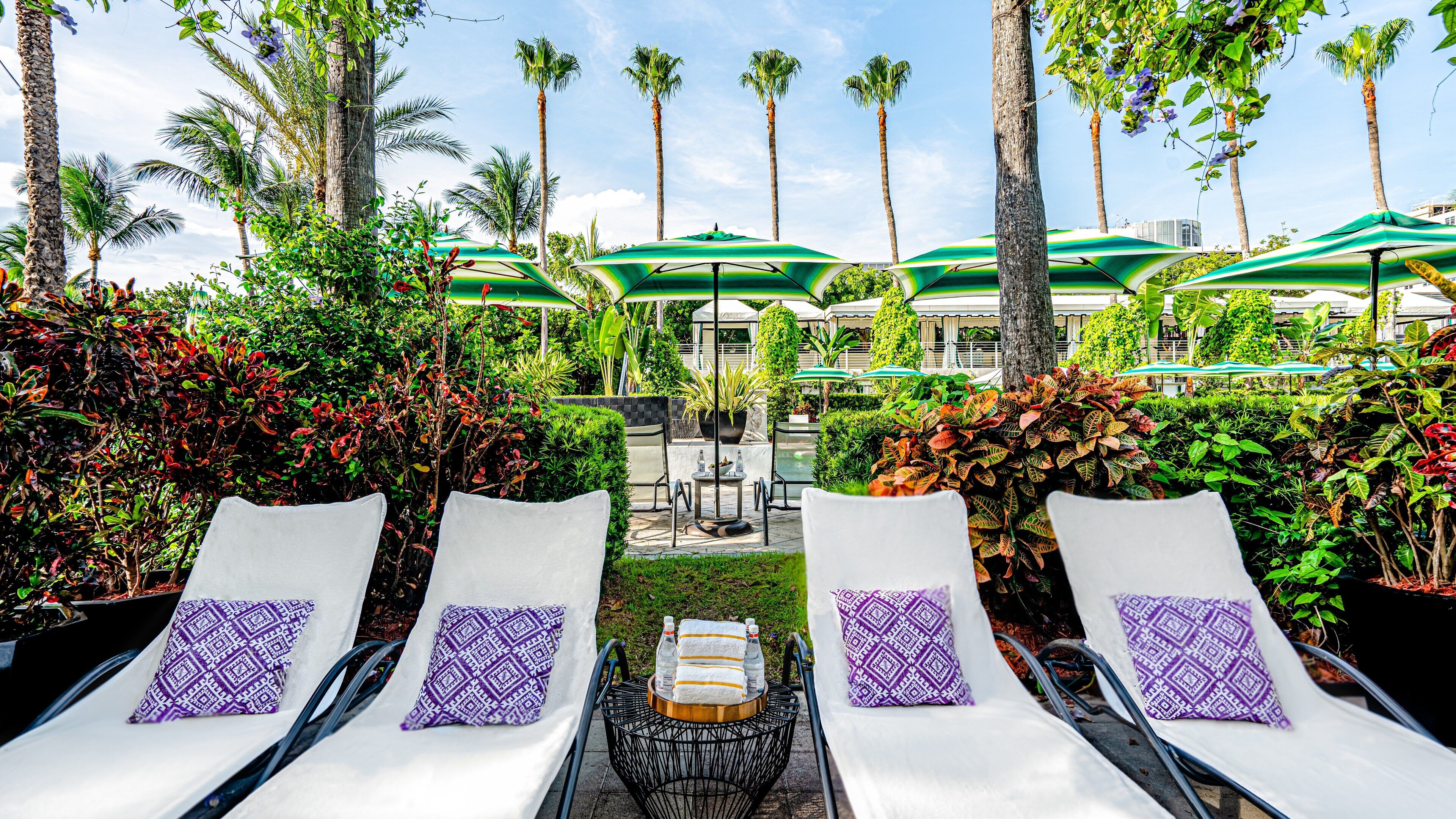 Piscina externa, funciona das 8h às 19h, barracas, guarda-sóis