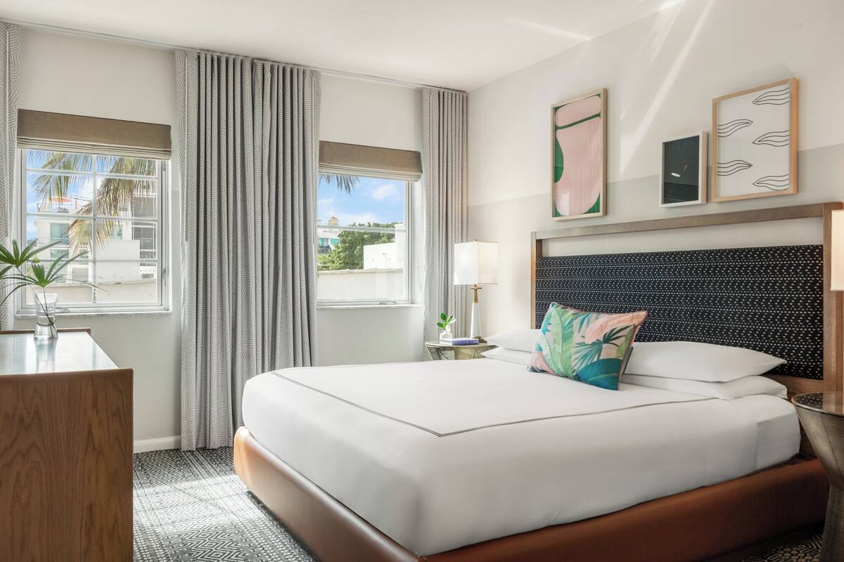 Habitación Premium, 1 cama King size, vista a la ciudad | Sábanas italianas Frette, ropa de cama de alta calidad y minibar 