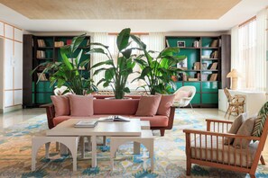 Exterior - Kimpton Surfcomber Hotel by IHG (Miami Beach)
