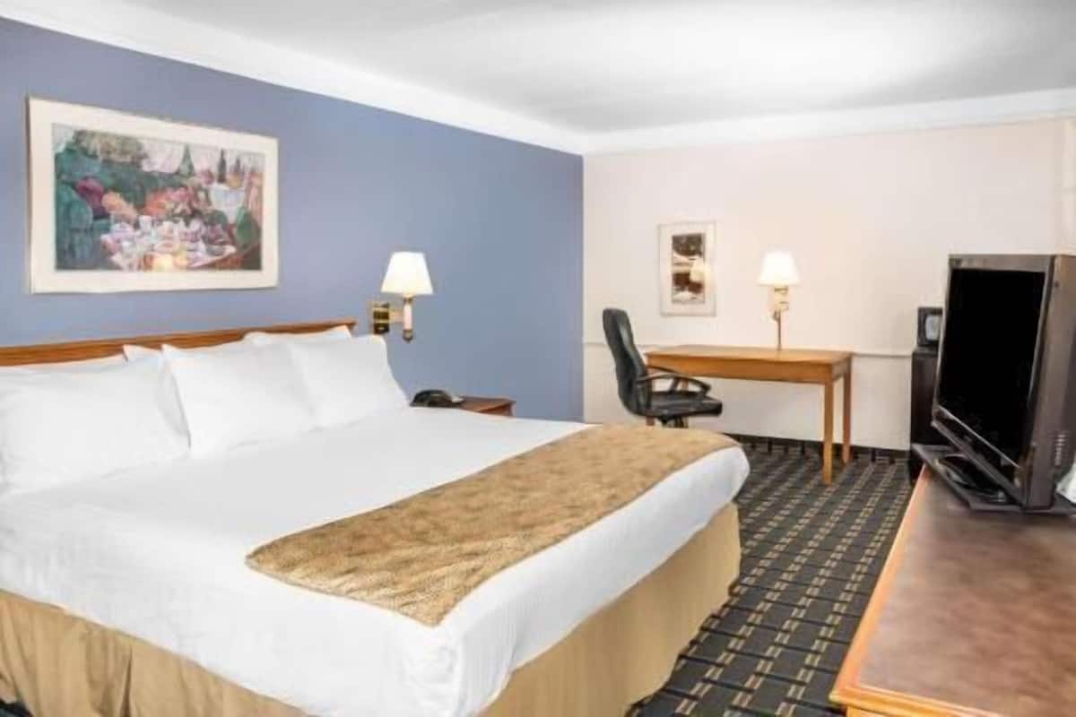 Premium bedding, in-room safe, desk, laptop workspace