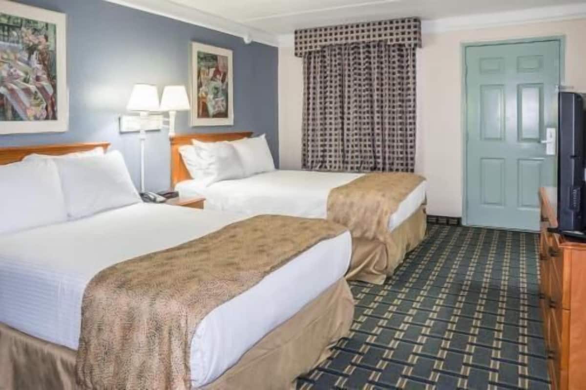 Premium bedding, in-room safe, desk, laptop workspace