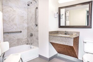 Articles de toilette (gratuits), séchoir à cheveux, serviettes fournies