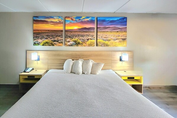 Premium bedding, in-room safe, desk, laptop workspace - Days Inn by Wyndham Houston (Houston)