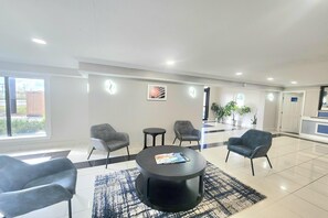 Lobby - Days Inn by Wyndham Houston (Houston)