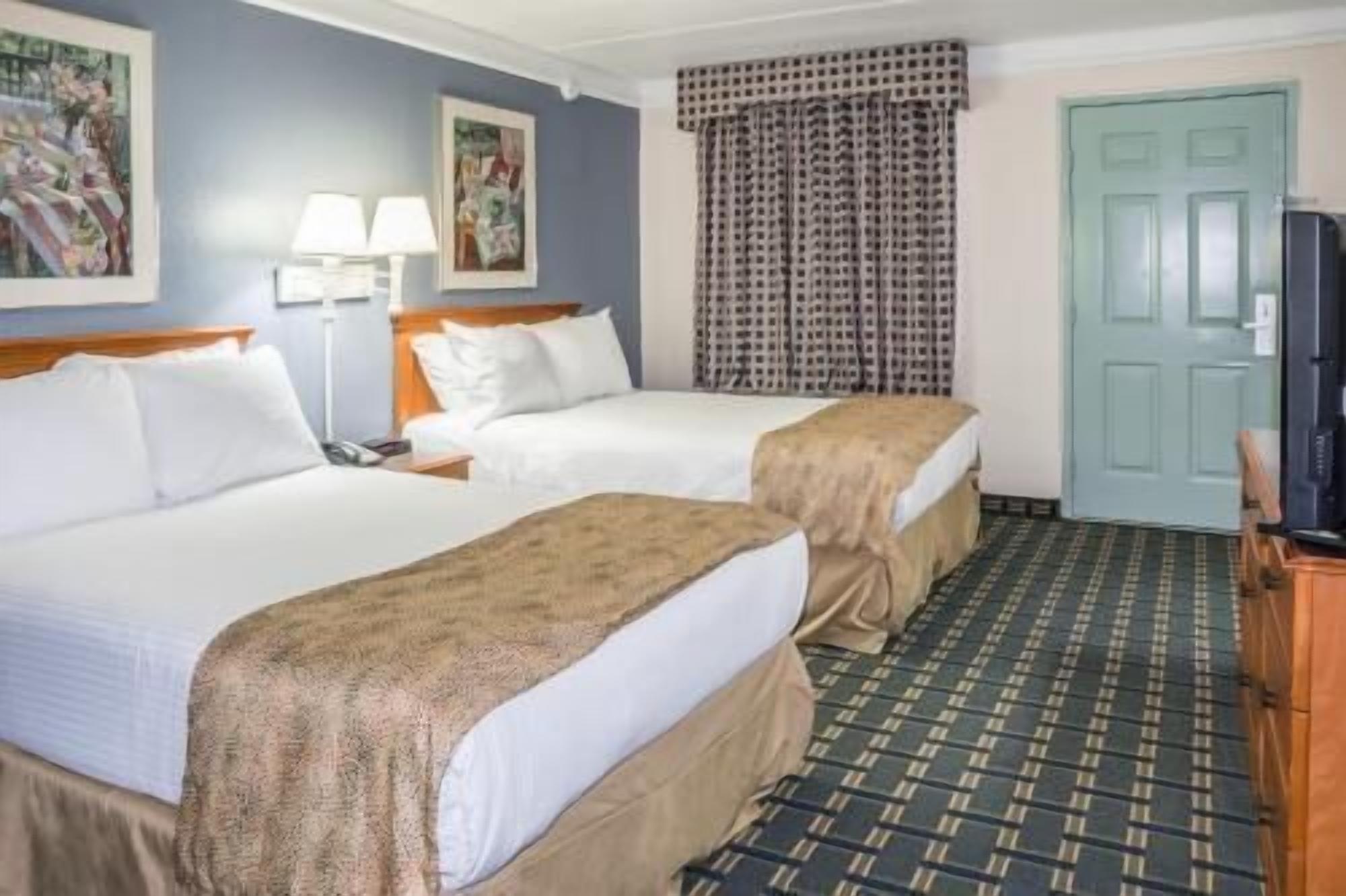 Premium bedding, in-room safe, desk, laptop workspace