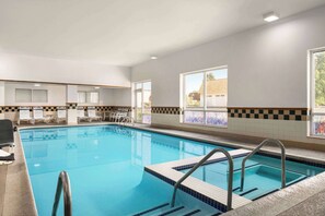 Piscina interna, espreguiçadeiras