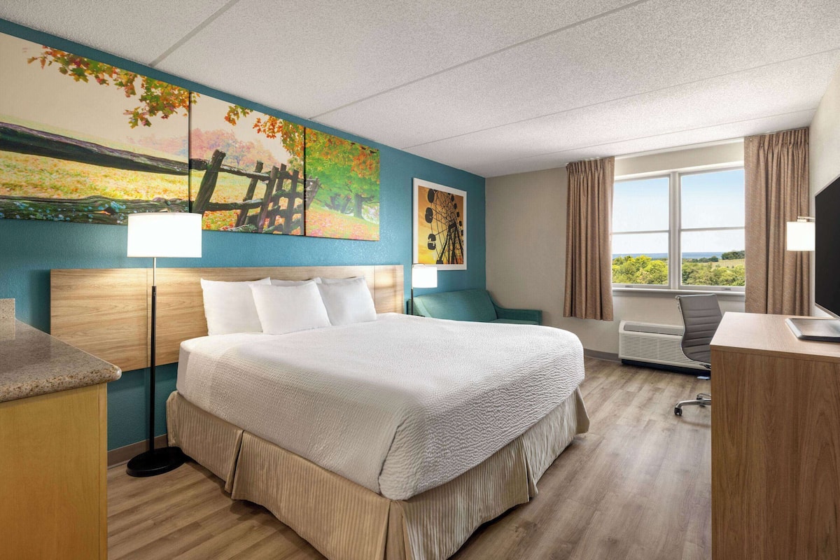 Business Single Room, 1 King Bed | Premium bedding, pillowtop beds, in-room safe, desk