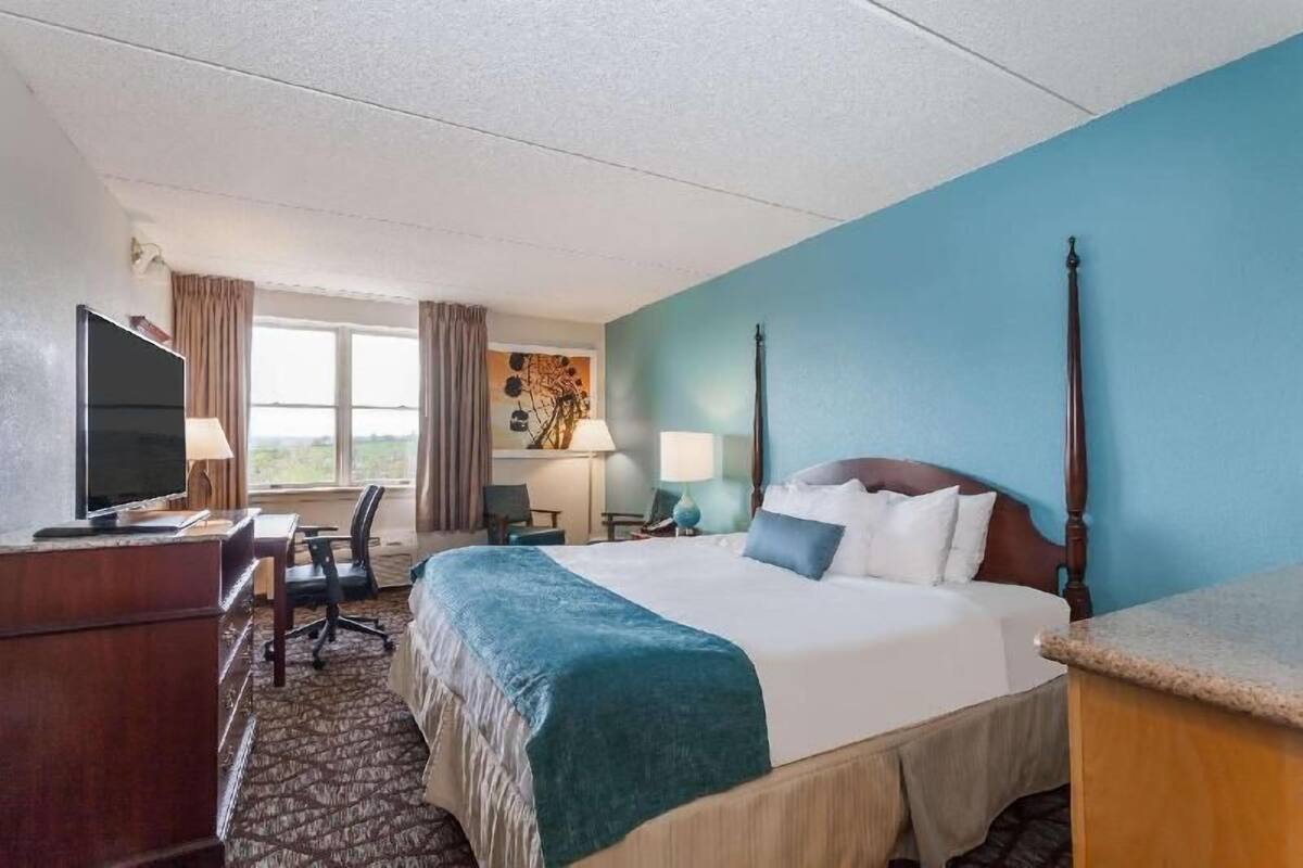 Premium bedding, pillowtop beds, in-room safe, desk