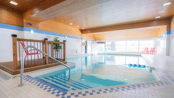 Inomhuspool med öppettider 07.00 till 22.00, och solstolar