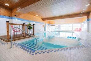 Piscine couverte, accès possible de 07 h 00 à 22 h 00, chaises longues
