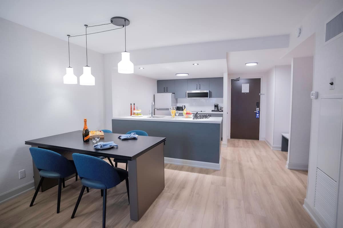 Jääkaappi, mikroaaltouuni, kahvin-/teenkeitin, vedenkeitin