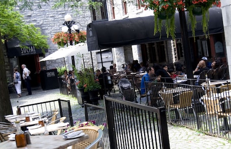 供应早餐、午餐和晚餐