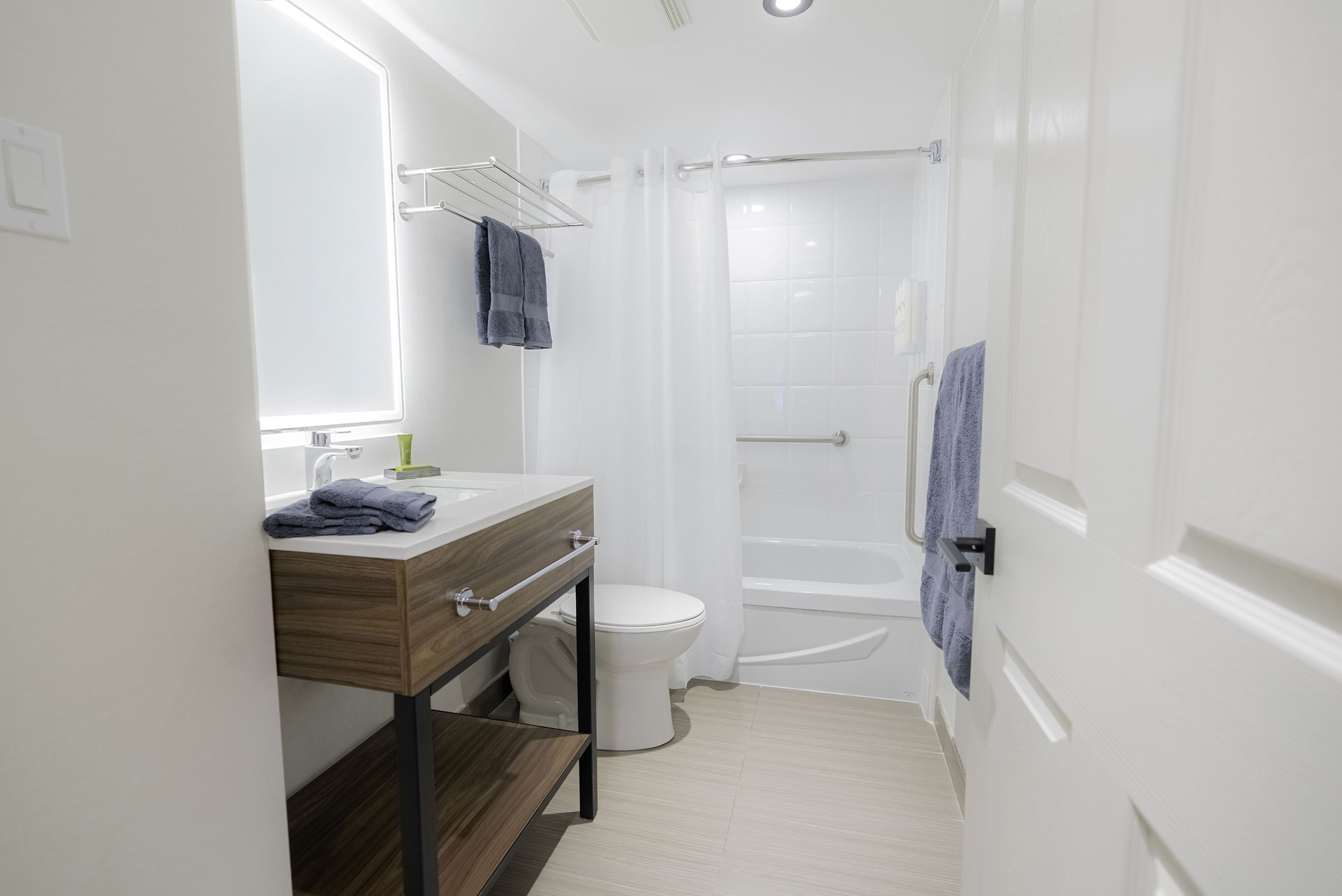 Combined shower/bathtub, free toiletries, hair dryer, towels