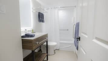 Combined shower/bathtub, free toiletries, hair dryer, towels