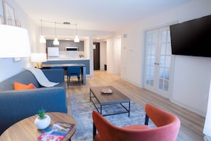 MODERNE | Suite à deux chambres | Salle de séjour | Téléviseur à écran plat de 43 po avec télévision par cùble, téléviseur