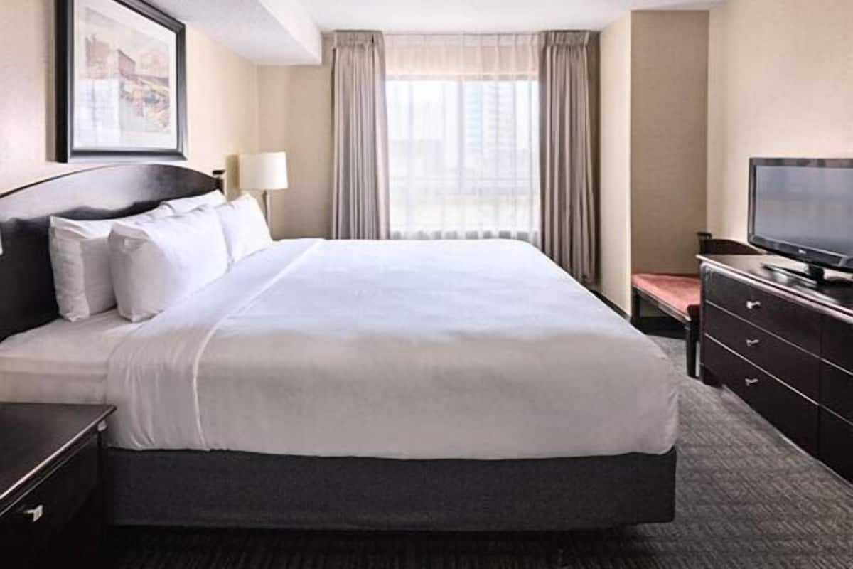 2 عدّة غرف نوم وأغطية فراش متميزة وأسرّة بطبقة علوية مريحة