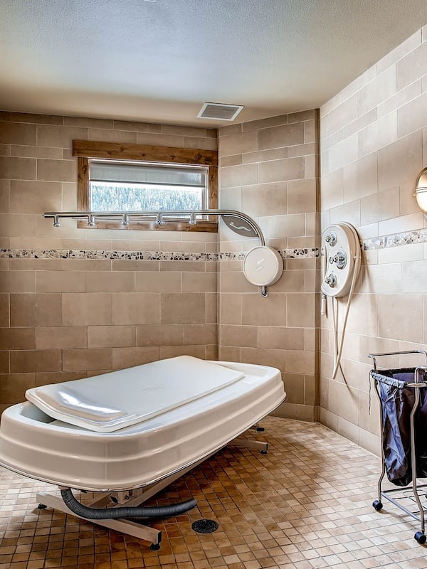 Couples treatment rooms, sauna, hot tub, steam room, body treatments