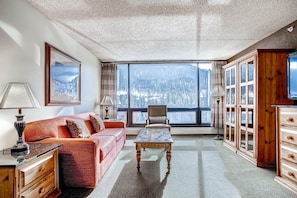 Loft, 1 cama King (Lodge) | Área de estar | TV de tela plana 42 polegadas com canais a cabo, TV, pebolim