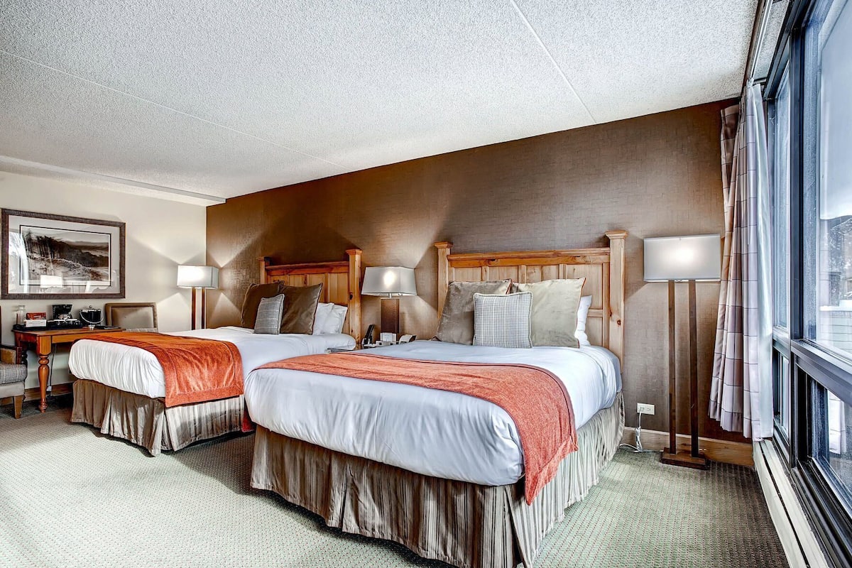 Premium bedding, in-room safe, desk, iron/ironing board