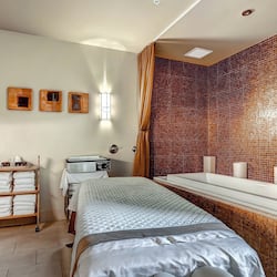 Couples treatment rooms, sauna, hot tub, steam room, body treatments