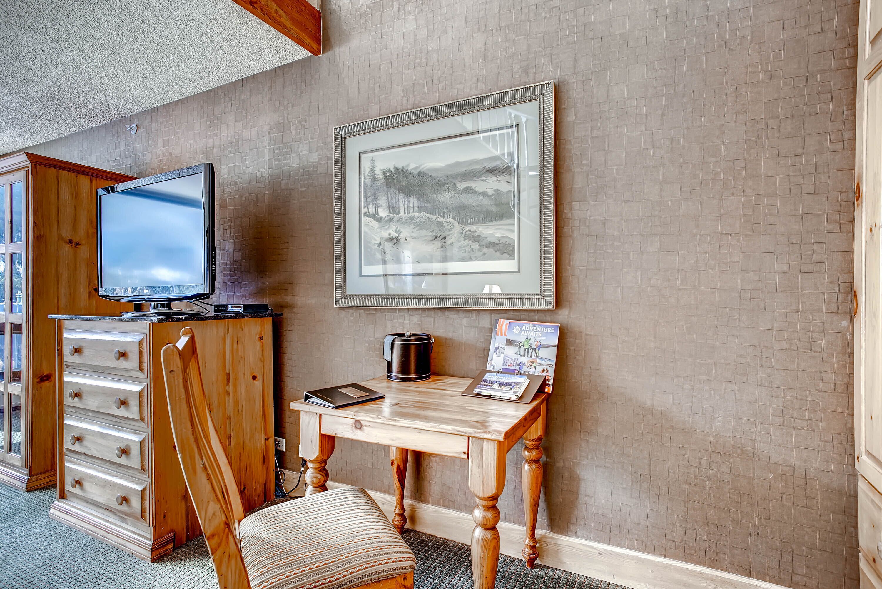 loft, 1 king bed (lodge) | living area | 42-inch flat-screen tv with cable channels, tv