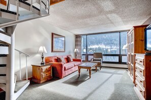 Loft, 1 King Bed (Lodge) | Living area | 42-inch flat-screen TV with cable channels, TV