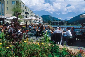 2 restaurants, breakfast served