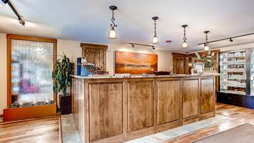 Couples treatment room(s), sauna, hot tub, steam room, body treatments