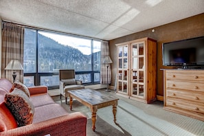 Loft, 1 King Bed (Lodge) | Living area | 42-inch flat-screen TV with cable channels, TV