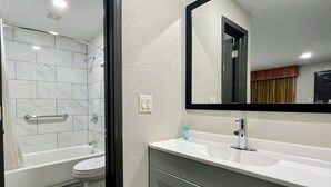 Ein modernes Badezimmer mit Badewanne, Toilette und Waschbecken.