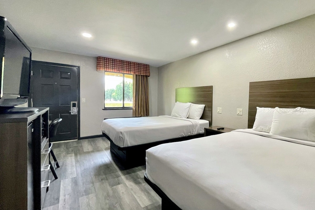 Habitación estándar, 2 camas Queen size | Escritorio, wifi gratis y ropa de cama