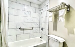 Amenidades de baño gratuitas, secadora de cabello, toallas 