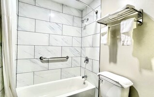 Produtos de toalete grátis, secador de cabelo, toalhas de banho 