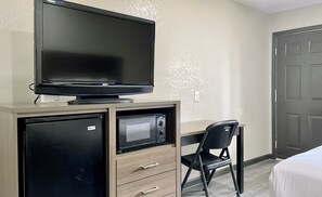 Habitación básica, 1 cama Queen size | Escritorio, wifi gratis y ropa de cama 