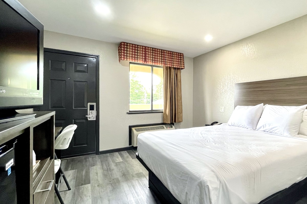 Habitación básica, 1 cama Queen size | Escritorio, wifi gratis y ropa de cama