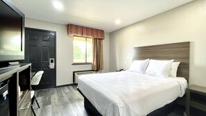 Basic-Zimmer, 1 Queen-Bett | Schreibtisch, kostenloses WLAN, Bettwäsche