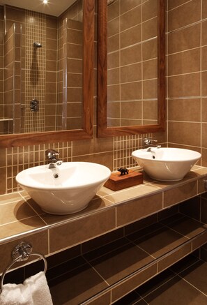 Standard Quadruple Room | Bathroom sink - New Linden (London)