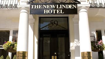 Vista frontal de la propiedad