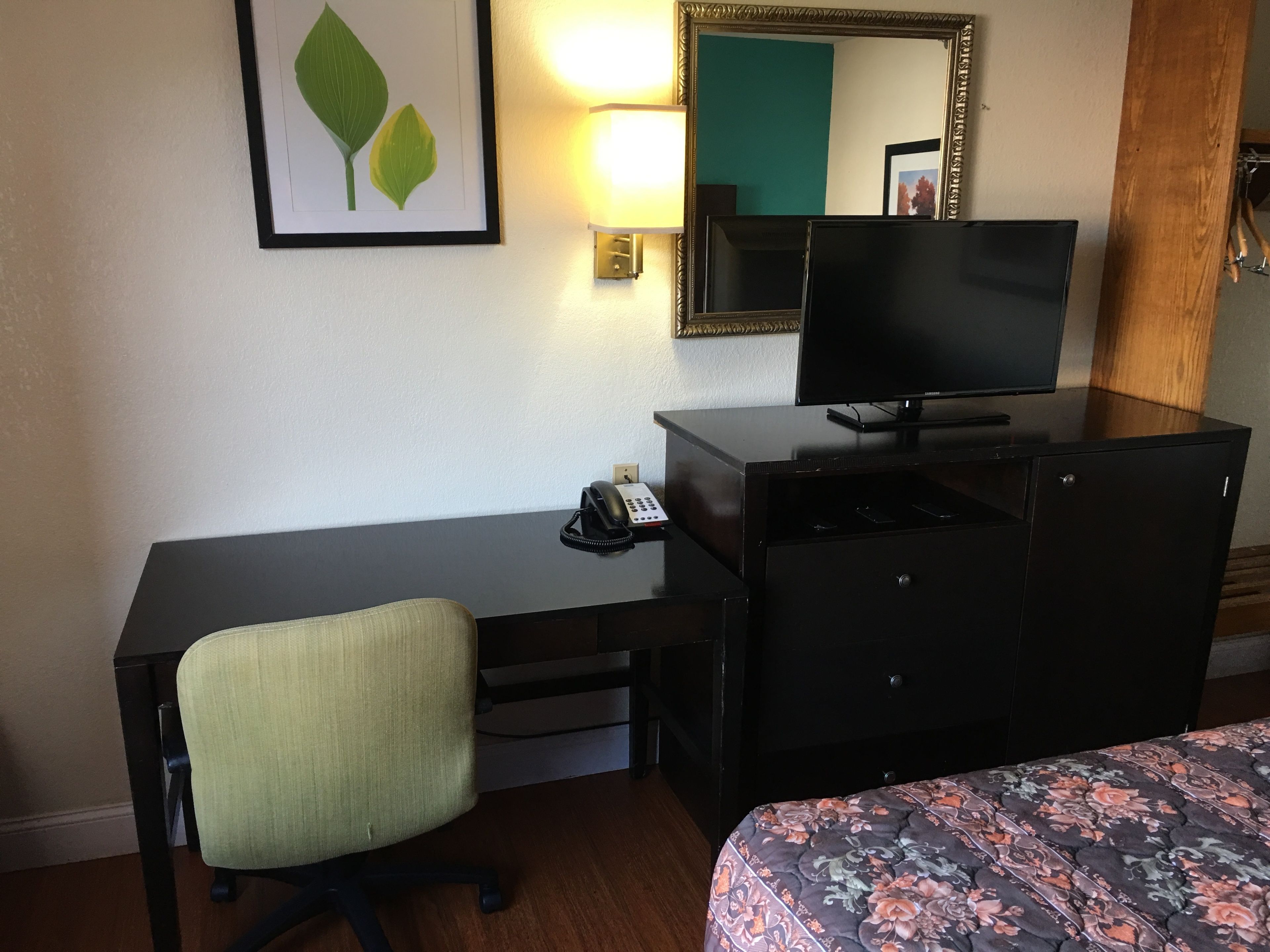 Habitación estándar, 1 cama King size, para no fumadores | Camas con pillow-top, muebles diferentes y escritorio 