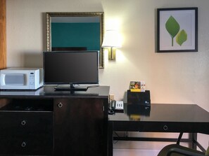 أسرّة بطبقة علوية مريحة وطراز فريد لكل وحدة ومكتب ومكواة/لوح كي