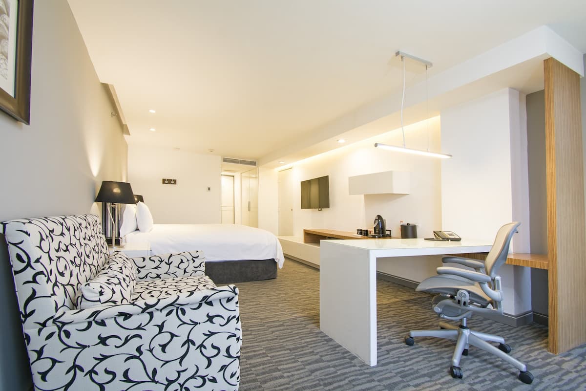 1 habitación, caja de seguridad en la habitación y escritorio