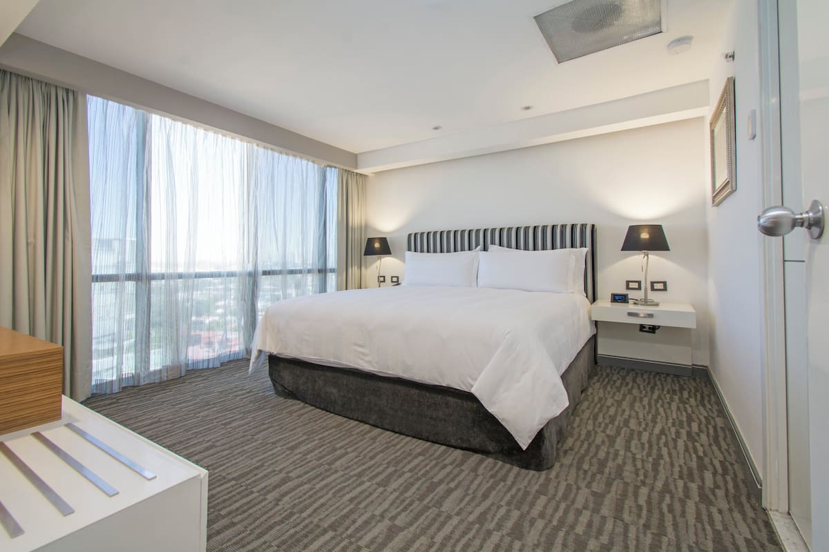 1 Schlafzimmer, Zimmersafe, Schreibtisch, Bügeleisen/Bügelbrett
