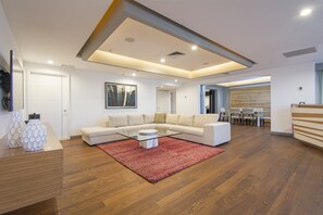 1 多间卧室、客房内保险箱、办公桌、熨斗/熨衣板