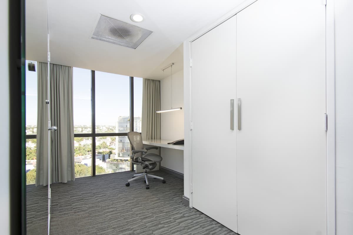 Premium Room | 1 bedroom, in-room safe, desk, iron/ironing board