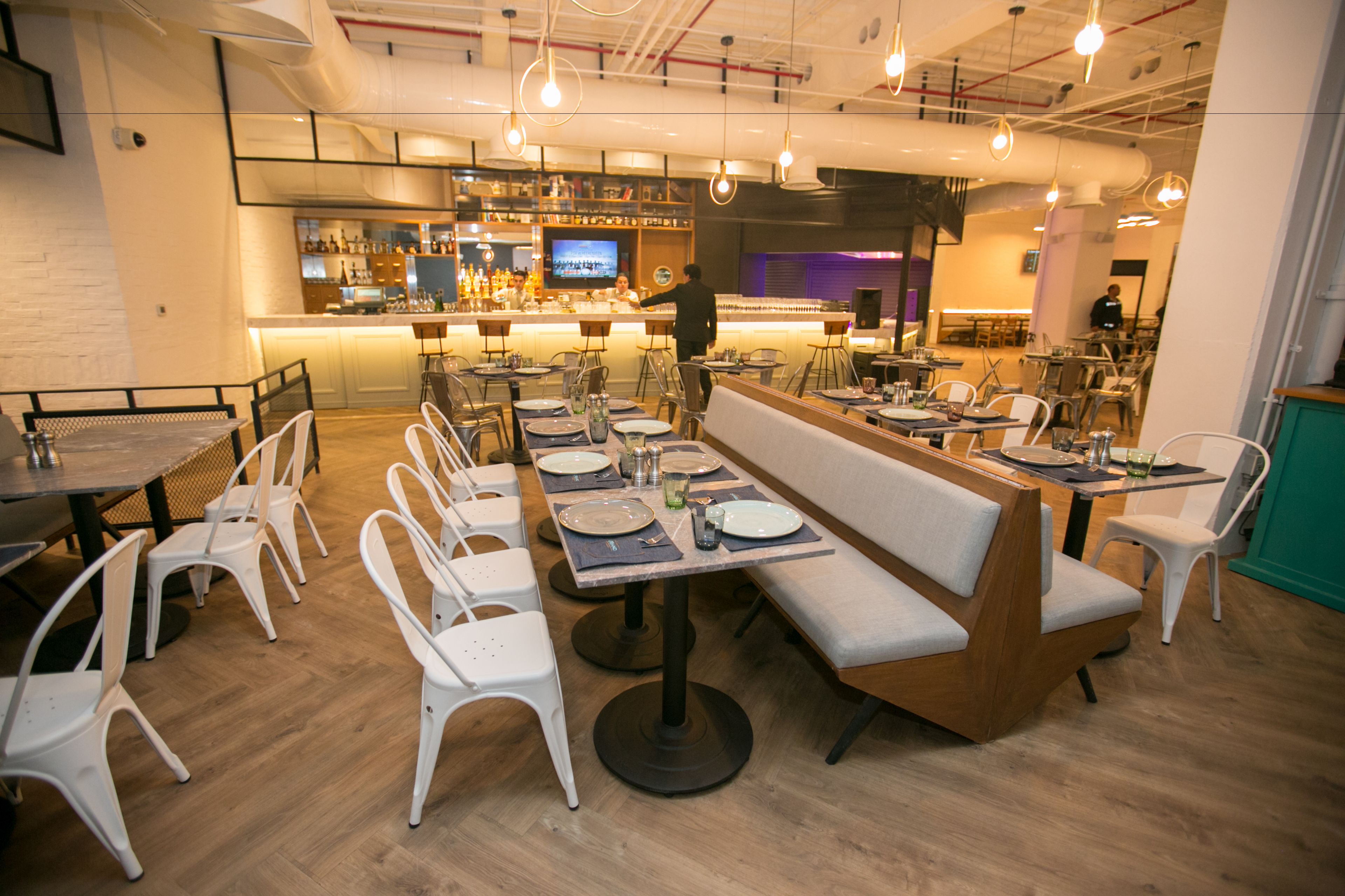 2 restaurants, breakfast served