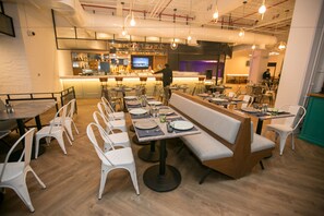 2 restaurants, breakfast served